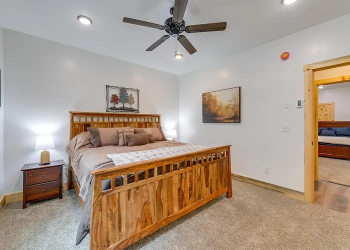 Covered Patio, Creek & Mtn Views: Nature Hub Holiday home *